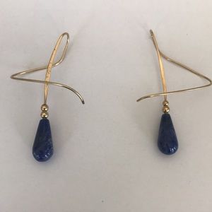 Free form pierced earrings gold with blue stone